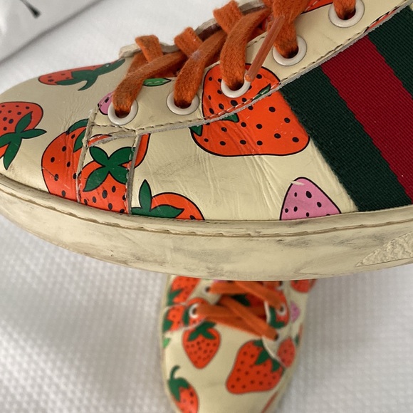 Gucci Ace Strawberry Print Leather Sneakers in Cream & Red, Size 39.5 - Picture 4 of 8